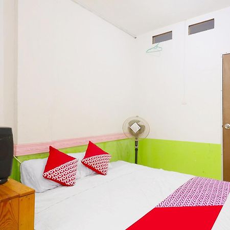Spot On 91343 Kartika Guest House Syariahnearpantai Stres Jodoh  Exterior photo